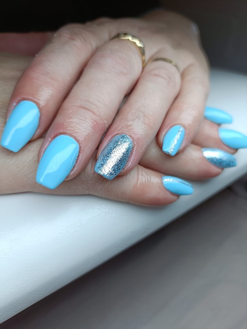 IJsblauwe gellak met glitter-accent, resultaat bij NailCorner Veldhoven