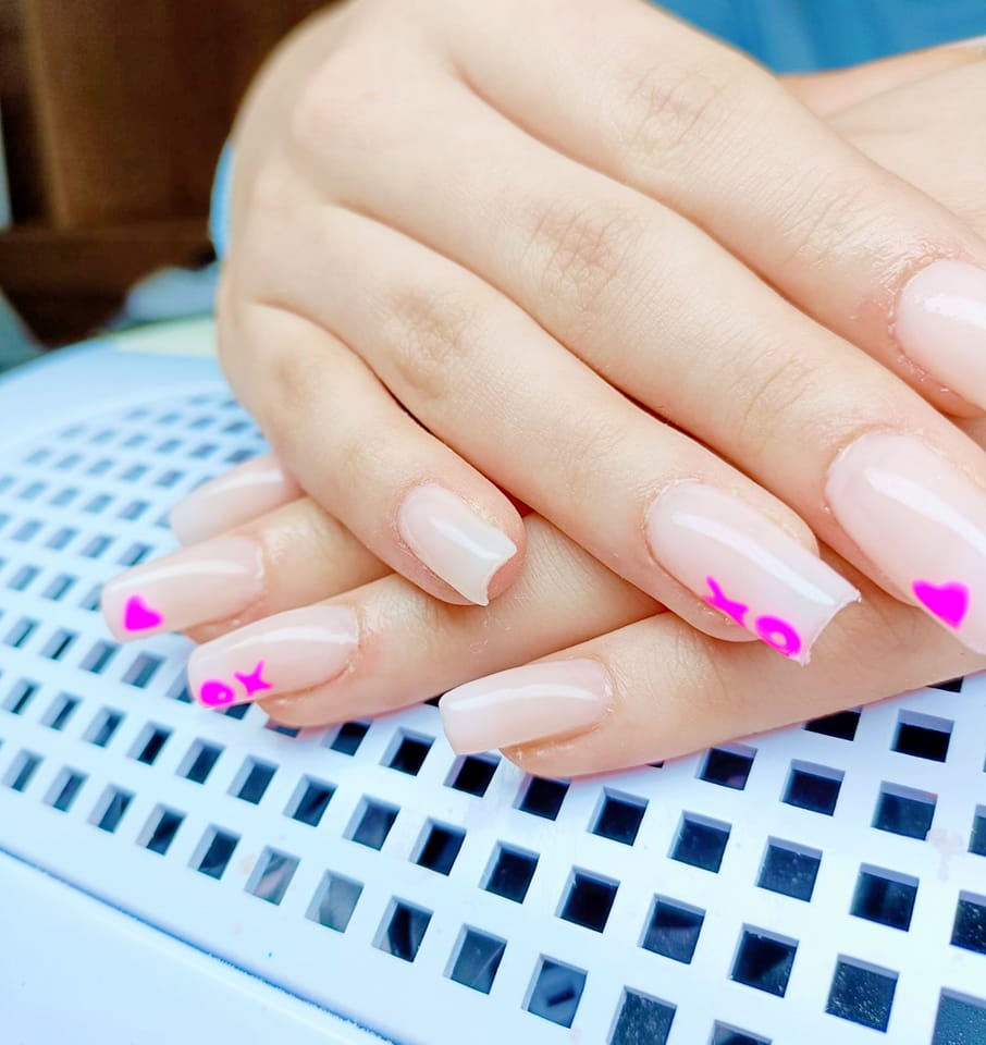 Nude nagels met kleine roze hartjes, gemaakt voor een bruiloft
