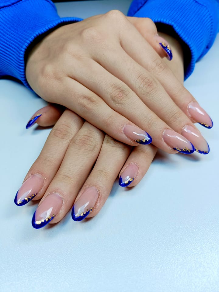 Natuurlijke nude nagels met een klein rood hartje