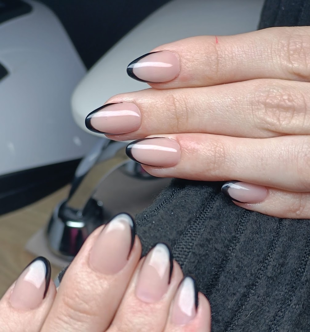 Moderne cat-eye french manicure in zwart